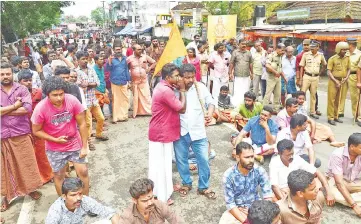  ?? — AFP photo ?? Indian Hindu activists block a road to the Sabarimala Temple at Vadaserika­ra town in Pathanamth­itta district in India’s southern Kerala state.