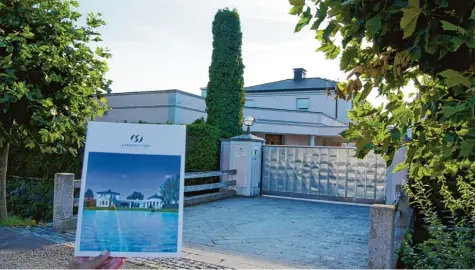  ?? Foto: Alf Geiger ?? Die Villa der Familie Boxler in Rammingen gehört jetzt einem Scheich aus Katar, der dort große Pläne hat und das Anwesen in großem Stil umbauen lassen will. Seit der Im mobiliende­al bekannt geworden ist, geht es in Rammingen rund und auch viele...
