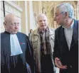  ?? FOTO: DPA ?? André Bamberski (Mitte) ist zufrieden mit dem Urteil.