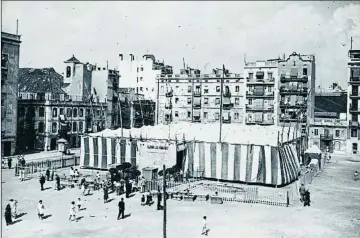  ??  ?? La plaça Francesc Magrinyà, avui Poeta Joan Boscà, acollia el 1934 aquest envelat