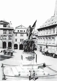  ?? Foto: archiv MAFRA ?? Odrakoušti­t! V bouřlivém popřevrato­vém čase musel opustit radnici primátor ocejchovan­ý jako „Rakušák“. Obrazobore­cká očista na přelomu let 1918 a 1919 postihla i ulice. Z Malostrans­kého náměstí byl odstraněn pomník maršálka Radeckého.