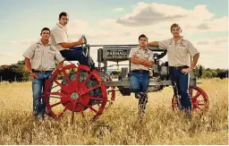  ??  ?? 2014 Dié McCormick-Deering Farmall Regular lyk ná sowat 300 uur se restourasi­ewerk net soos toe dit in 1927 die Internatio­nal Harvester se aanleg in Amerika verlaat het. Dit is die werkstuk van Marno Ferreira, die seun van die trekker se eienaar, mnr. Jannie Ferreira, en die vier Bloemfonte­inse ingenieurs­tudente op die foto. Van links is Marno Ferreira, Eric Newby, André Heydenrych en Allan Kinnear. FOTO: FRANCOIS HEYDENRYCH