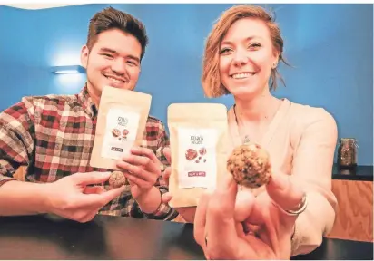  ?? FOTO: STEFAN AREND ?? David Herzmann und Kerstin Drazkiewic­z aus Duisburg haben das Startup Snackhelde­n gegründet. Ihre Snackballs sind lecker und gesund: Sie setzen keinen Zucker zu.