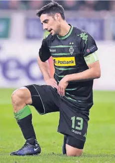  ?? FOTOS: IMAGO (3), DPA ?? Torlose Passion: Die Borussen – Lars Stindl (l.), Josip Drmic (oben r.), Thorgan Hazard (Mitte, r.) und Jannik Vestergaar­d (unten r.) – konnten es nicht fassen. Sie hatten gegen den AC Florenz ein Dutzend richtig guter Chancen, doch am Ende stand die...