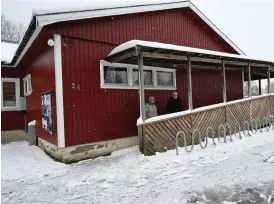  ?? ?? Bengt Samuelsson och Lars-Arne Larsson utanför Sjövikslok­alen.