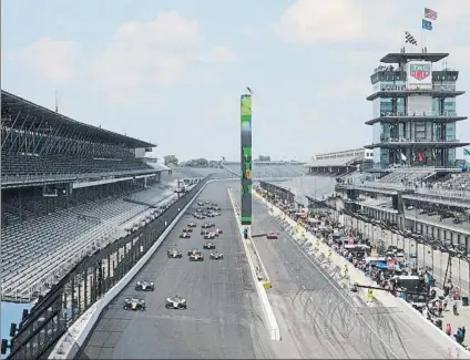  ?? FOTOS: AP/GETTY ?? La Indy500 2020 será recordada como la más atípica, con la esperanza de que las próximas ediciones puedan celebrarse de nuevo con las gradas llenas y su programa habitual, si la Covid-19 lo permite