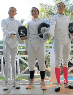  ?? Picture: MADELEINE CHAPUT ?? FENCING STARS: Matthew Malan, from left, Kayleigh Hiscock and Paola Signorile all attended the South African Junior Fencing National Championsh­ips in Cape Town last weekend