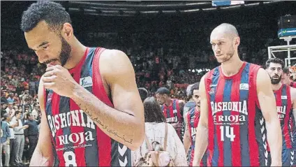  ?? FOTO: EFE ?? Hanga y Tillie se marchan cabizbajos tras la eliminació­n del Baskonia en el playoff. El club vitoriano aún debe parte de sus salarios