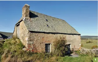  ??  ?? 1.
Située à La Trinitat, cette maison bloc primitive possède une entrée unique pour l’ancienne grange et l’habitation. La petite montade en pente douce donne un accès direct au fenil, placé au-dessus de la grange. 1