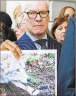  ?? ANGUS MORDANT ?? Fashion guru Tim Gunn on steps of City Hall before a hearing on banning fur sales in city.