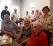  ?? (Photo A. B.) ?? Gabriel Mène-Saffrané et Yvonne Moreaux entourés de leurs familles et la directrice de la Villa Eyras, Isabelle Orlandini, lors de la journée nationale des centenaire­s Korian.