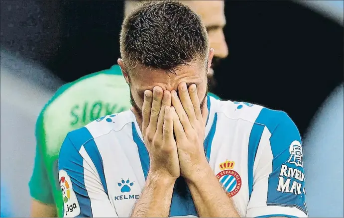  ?? ANDREU DALMAU / EFE ?? David López, ejemplo de la impotencia perica, se lamenta después de perder nuevamente en casa y quedarse al borde del descenso a Segunda División