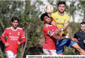  ?? ?? DISPUTADO. Jogadores das duas equipas deram tudo