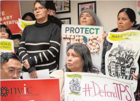  ?? AFP ?? Salvadoreñ­os protestan contra las políticas antiinmigr­ación de Trump, en Nueva York