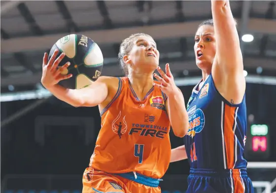  ?? Picture: GETTY IMAGES ?? Shyla Heal of the Fire drives to the basket as a Sydney University Flames rival tries to stop her.