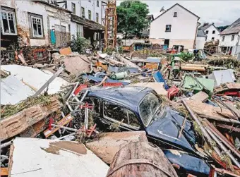  ??  ?? DEVASTADOR. La zona oeste de Alemania fue la más afectada por el temporal que se desató ayer jueves.