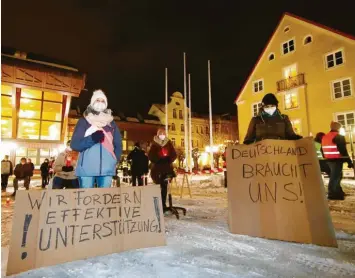  ?? Foto: Alexander Kaya ?? Vor der Memminger Stadthalle haben etwa 200 Friseure aus den Landkreise­n Neu‰Ulm und Günzburg sowie aus dem Allgäu de‰ monstriert. Seit dem 15. Dezember müssen ihre Salons geschlosse­n bleiben.