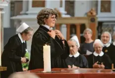  ?? Foto: Annette Zoepf ?? Bei ihrem Abschied als Oberin gab Christiane Ludwig das Amtskreuz an die Diakonisse­n zurück.