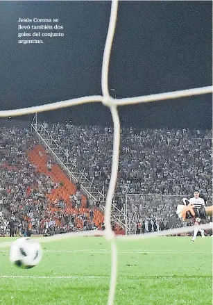  ??  ?? Jesús Corona se llevó también dos goles del conjunto argentino.