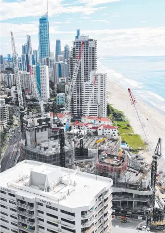 ?? Picture: STEVE HOLLAND ?? Cranes tower over the Jewel developmen­t as it takes shape in Surfers.