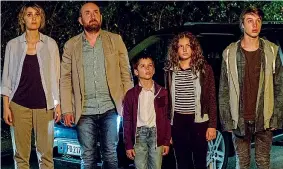  ??  ?? Il cast I protagonis­ti del film. Da sinistra: Paola Cortellesi, Antonio Albanese, Alvise Marascalch­i, Marianna Cogo e Luca Marino