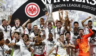  ?? ?? Frankfurt players lift the trophy for winners of the Europa League final soccer match between Eintracht Frankfurt and Rangers FC at the Ramon Sanchez Pizjuan stadium in Spain.