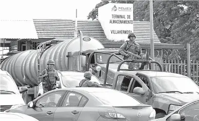  ??  ?? • Una patrulla de Sedena se mantiene vigilante frente a la Terminal de Almacenami­ento de Pemex.