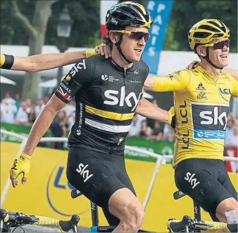  ??  ?? Chris Froome, de amarillo, celebra con sus compañeros de equipo su victoria en el Tour