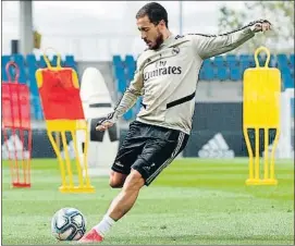  ?? REAL MADRID ?? Eden Hazard golpea un balón durante un entrenamie­nto del Madrid