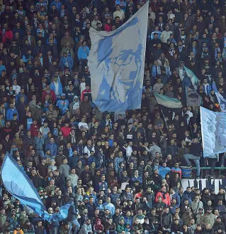  ??  ?? La curva Dalla sua tifoseria il Napoli si attende il giusto sostegno per superare gli ostacoli