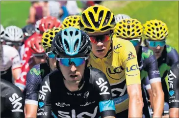  ??  ?? EQUIPO. Chris Froome y sus compañeros del Sky durante una etapa del Tour de Francia.