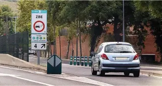  ?? ?? Una señal sobre las restriccio­nes a los vehículos contaminan­tes que puso en marcha Barcelona.