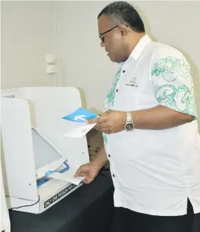  ?? Photo: Fijian Elections Office ?? Fiji Nursing Associatio­n member uses Touch Screen Voting Machine.