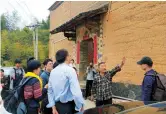  ??  ?? A local builder (second from right) explains to visiting architects how the Tucuo mud-houses are built.