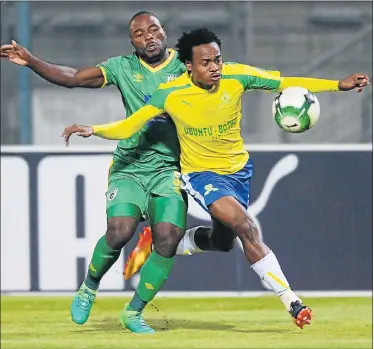  ?? Picture: GALLO IMAGES ?? ALL LEVEL: Baroka FC’s Matome Kgoetyane and Mamelodi Sundowns’ Percy Tau during their Absa Premiershi­p clash at Loftus Versfeld last night