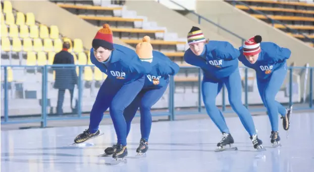  ?? Foto: imago images ?? DDR-Eisschnell­läuferinne­n trainieren bei den Olympische­n Winterspie­len 1976 in Innsbruck, v.li.: Andrea Mitscherli­ch, Karin Kessow, Ines Bautzmann und Monika Zernicek