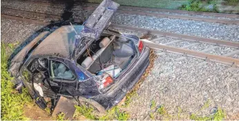 ?? FOTO: CHRISTIAN FLEMMING ?? Direkt neben den Schienen ist dieser BMW nach einem Wildunfall bei Oberreitna­u geschleude­rt. Der Fahrer wurde nur leicht verletzt.