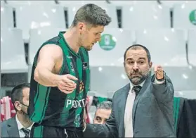  ?? FOTO: EFE ?? Conor Morgan y Carles Duran.
La Penya se juega hoy su futuro europeo