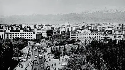  ??  ?? La ville d’Ürümqi en 1985