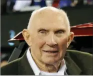  ?? AP FILE ?? In this 2010 photo, Y.A. Tittle poses before game between Bears and the Giants in East Rutherford, N.J.