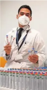  ?? // JAIME GARCÍA ?? El doctor Mariño posa con los rotuladore­s de olores