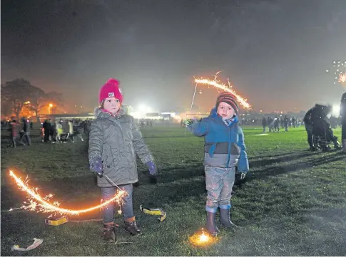  ?? ?? DAMP SQUIB: Thousands of people attend the Bonfire Night at Lochee and Baxter parks. Picture by Kim Cessford.