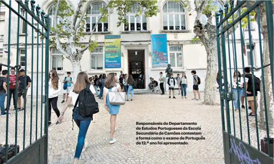  ??  ?? Responsáve­is do Departamen­to de Estudos Portuguese­s da Escola Secundária de Camões contestam a forma como o exame de Português de 12.º ano foi apresentad­o.