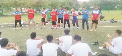  ??  ?? AZMAN (enam dari kanan) ketika memberikan motivasi kepada anak buahnya yang akan bertandang ke Kuala Lumpur Sabtu ini bagi melayani perlawanan sulung bersama pasukan Felda United.
