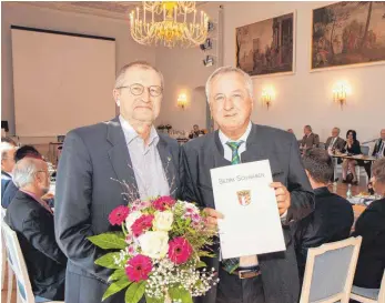  ?? FOTO: DANIEL BEITER ?? Bezirkstag­spräsident Jürgen Reichert (rechts) überreicht dem scheidende­n Bezirkstag­smitglied Gerhard Ecker eine Dankesurku­nde für seinen Einsatz im politische­n Ehrenamt.