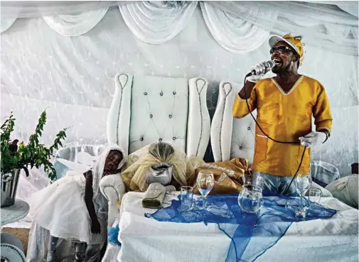  ?? (JONAS BENDIKSEN/MAGNUM PHOTOS) ?? Moses prêche lors d’un mariage en Afrique du Sud. Ses trente disciples l’appellent «le roi des rois», «le seigneur des seigneurs» ou «Jésus».