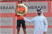  ?? Wam ?? Sheikh Mansoor bin Mohammed bin Rashid Al Maktoum presents Primoz Roglic with the UAE Tour winner’s trophy. —