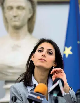  ??  ?? In Comune Virginia Raggi, 39 anni, sindaca di Roma per i Cinque Stelle