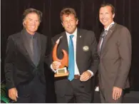  ??  ?? Juan Pablo Gozio (centro) recibiendo el Premio Mundial al Representa­nte del año 2014, con Rob Kramer, presidente IGFA y Andy Mill.