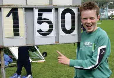  ?? FOTO: ARVE HATLØY ?? Karsten Warholm var best i høyde som guttunge. Her en stolt 12-åring med ny «pers» i høyde i Byrkjelo i 2008. Til helgen er han tilbake på samme stadion, nå som superstjer­ne. Men i helgens NM blir det neppe høyde for Karsten.